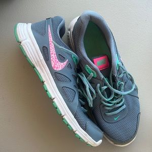 Nike women’s size 9 running shoes gray
